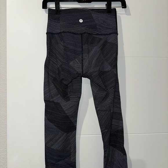 [Like New] Lululemon Wunder Under Crop (Hi-Rise) (Full-On Luxtreme 21") - Picture 4 of 7